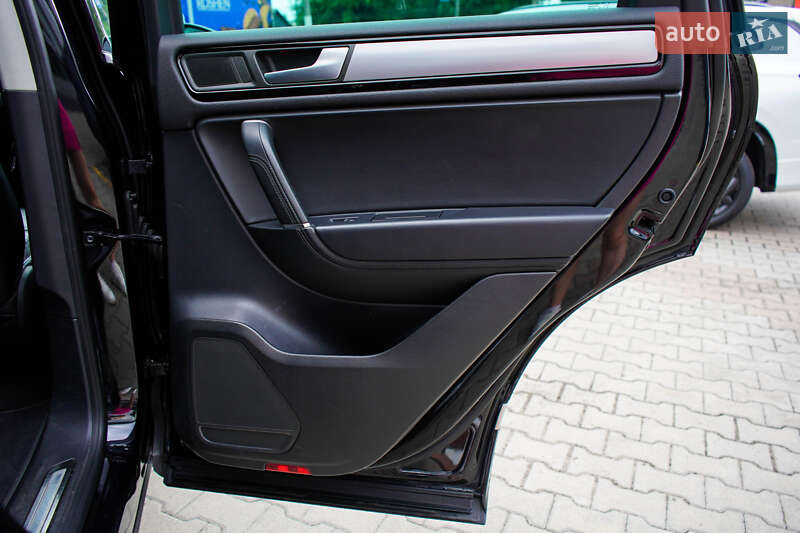 Внедорожник / Кроссовер Volkswagen Touareg 2014 в Житомире