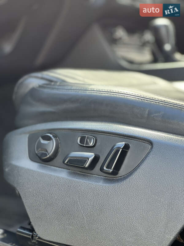 Внедорожник / Кроссовер Volkswagen Touareg 2012 в Жмеринке