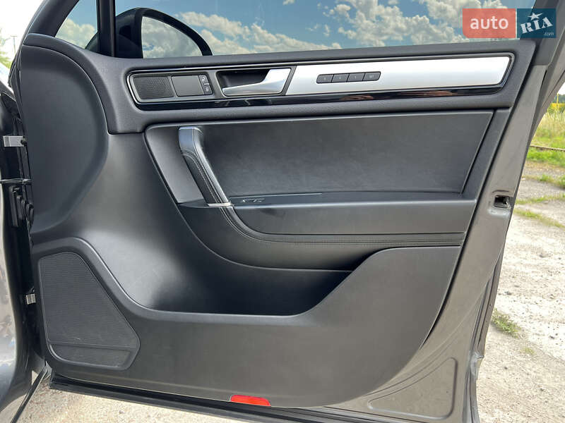 Внедорожник / Кроссовер Volkswagen Touareg 2012 в Жмеринке