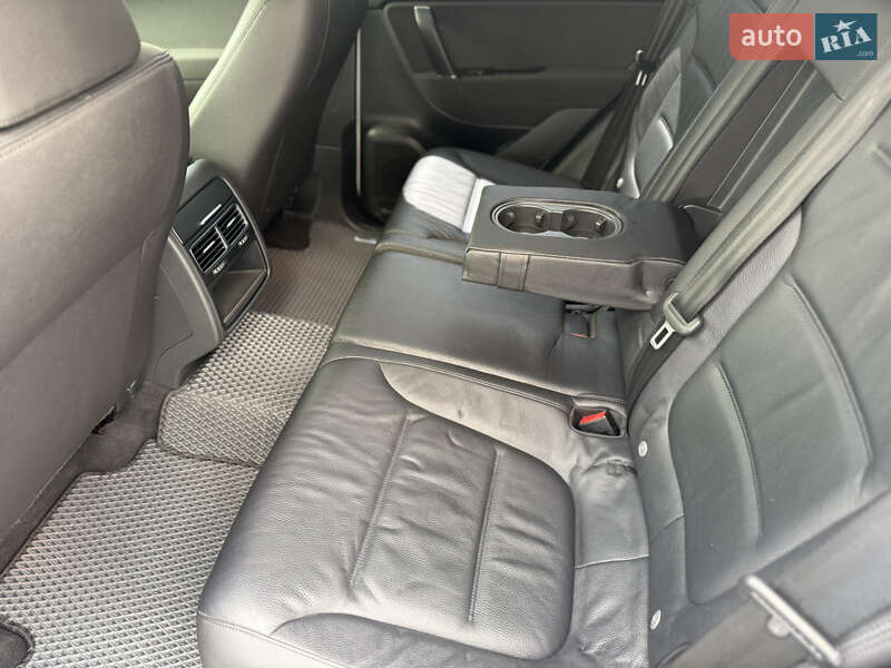 Позашляховик / Кросовер Volkswagen Touareg 2015 в Виноградові