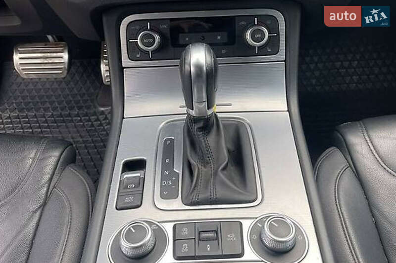 Внедорожник / Кроссовер Volkswagen Touareg 2016 в Киеве