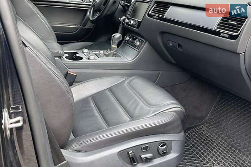 Внедорожник / Кроссовер Volkswagen Touareg 2016 в Киеве