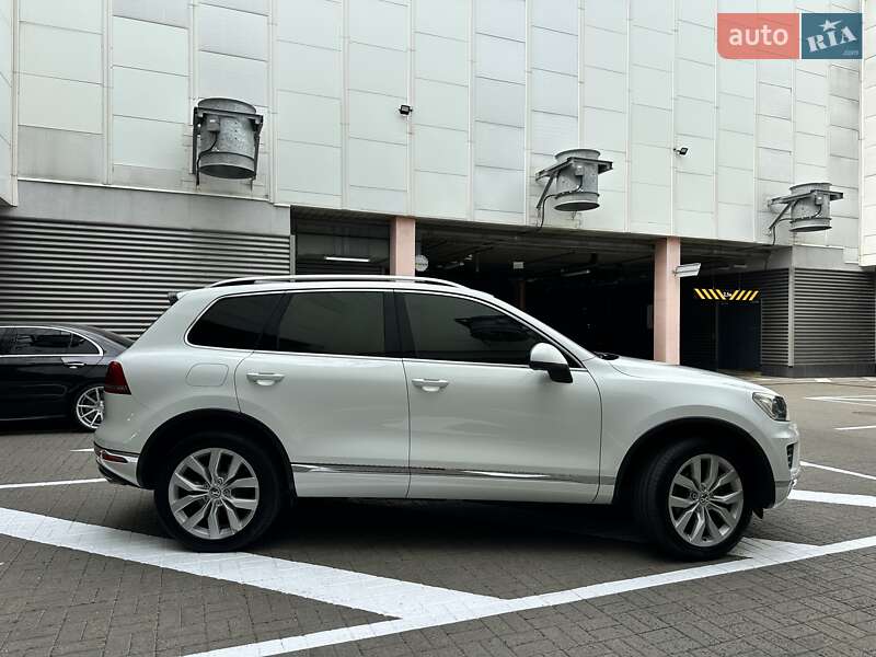 Позашляховик / Кросовер Volkswagen Touareg 2016 в Києві