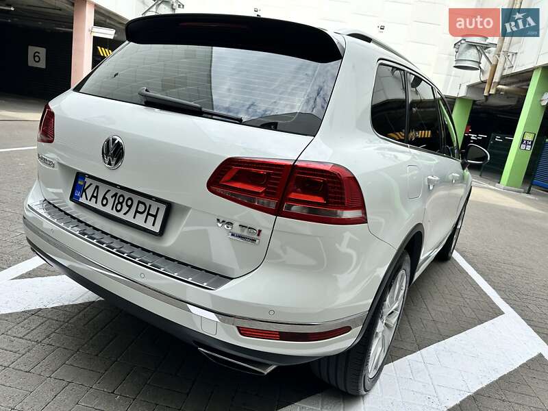 Позашляховик / Кросовер Volkswagen Touareg 2016 в Києві