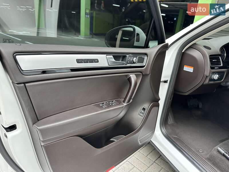 Позашляховик / Кросовер Volkswagen Touareg 2016 в Києві