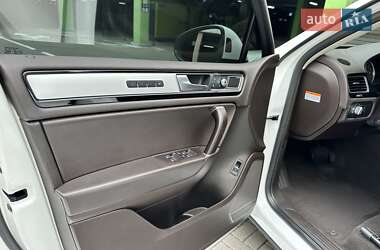 Внедорожник / Кроссовер Volkswagen Touareg 2016 в 