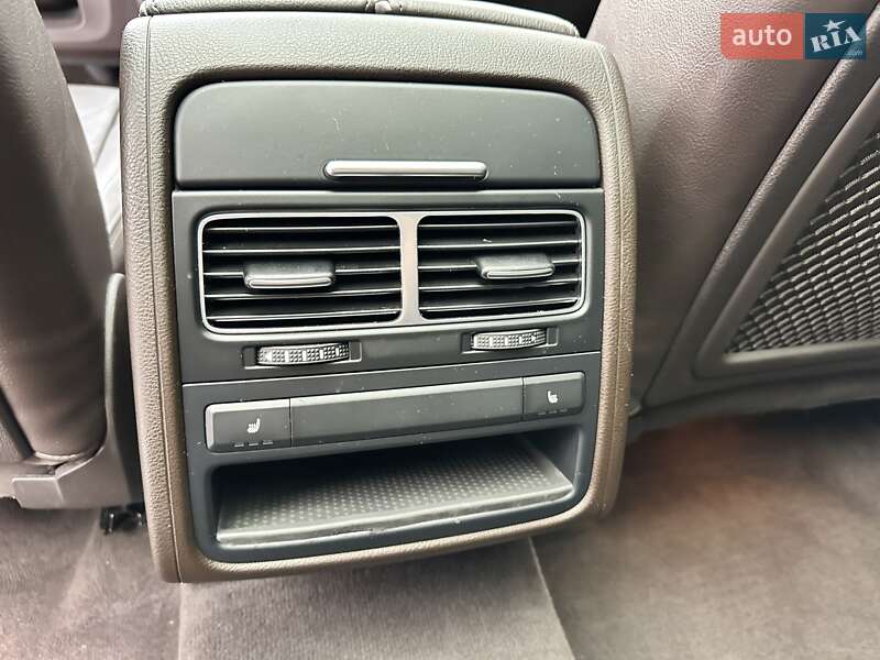 Позашляховик / Кросовер Volkswagen Touareg 2016 в Києві