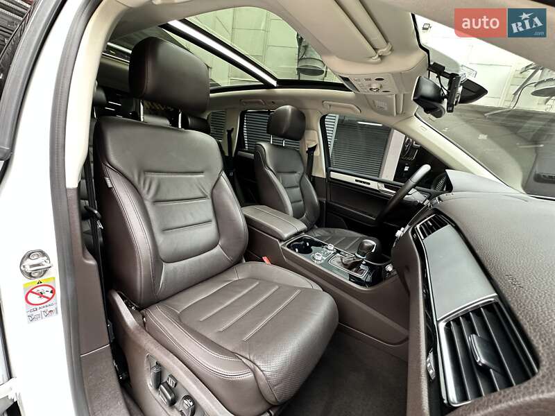 Позашляховик / Кросовер Volkswagen Touareg 2016 в Києві