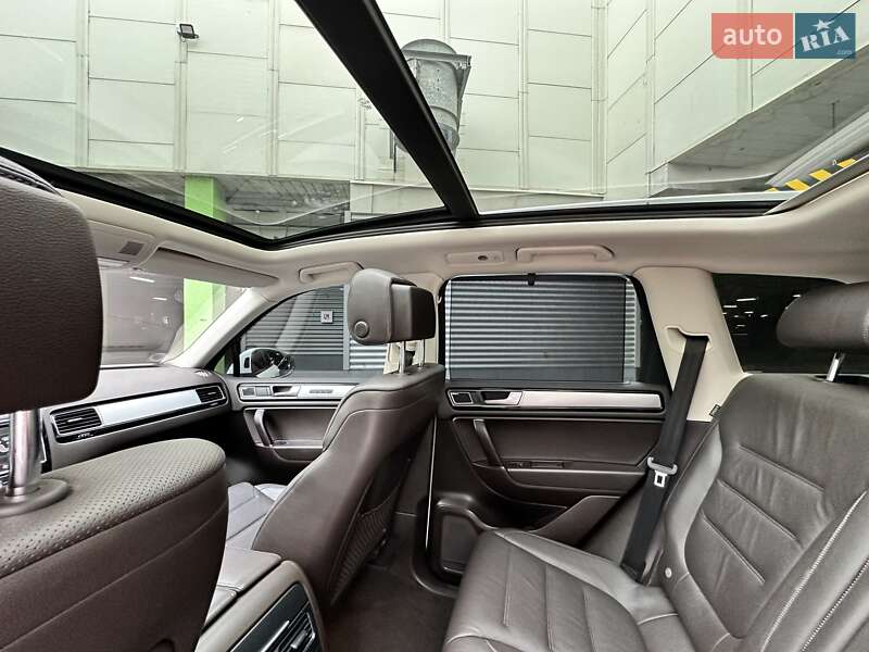 Позашляховик / Кросовер Volkswagen Touareg 2016 в Києві
