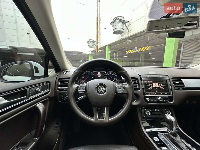 Позашляховик / Кросовер Volkswagen Touareg 2016 в Києві