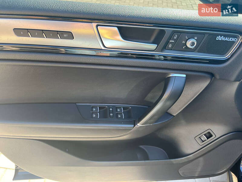 Позашляховик / Кросовер Volkswagen Touareg 2015 в Кривому Розі