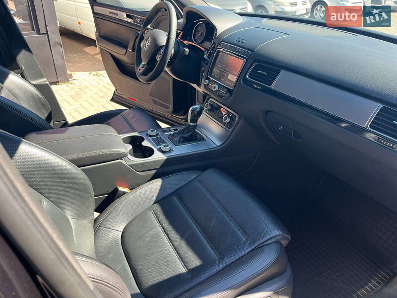 Позашляховик / Кросовер Volkswagen Touareg 2015 в Кривому Розі