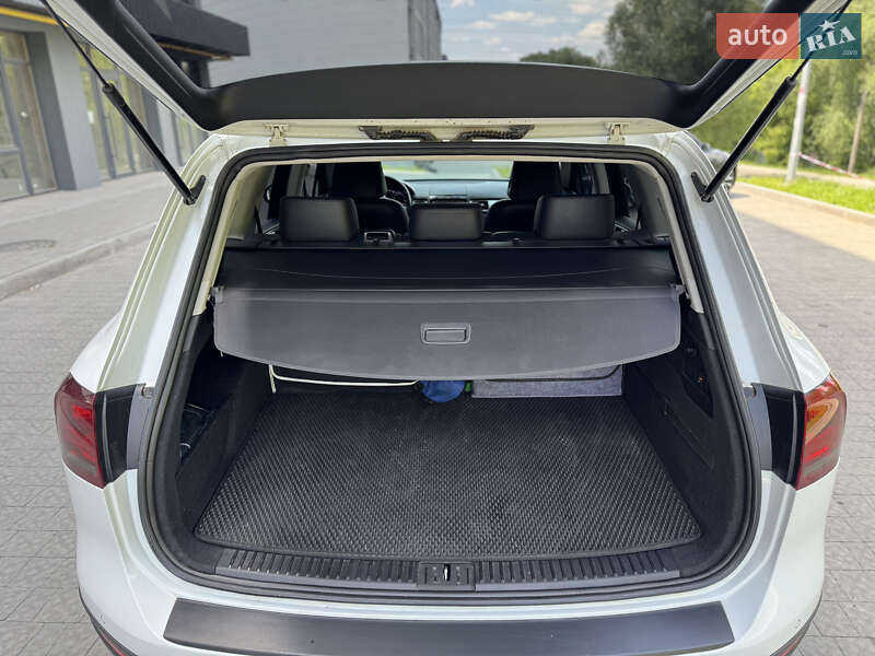 Внедорожник / Кроссовер Volkswagen Touareg 2013 в Львове