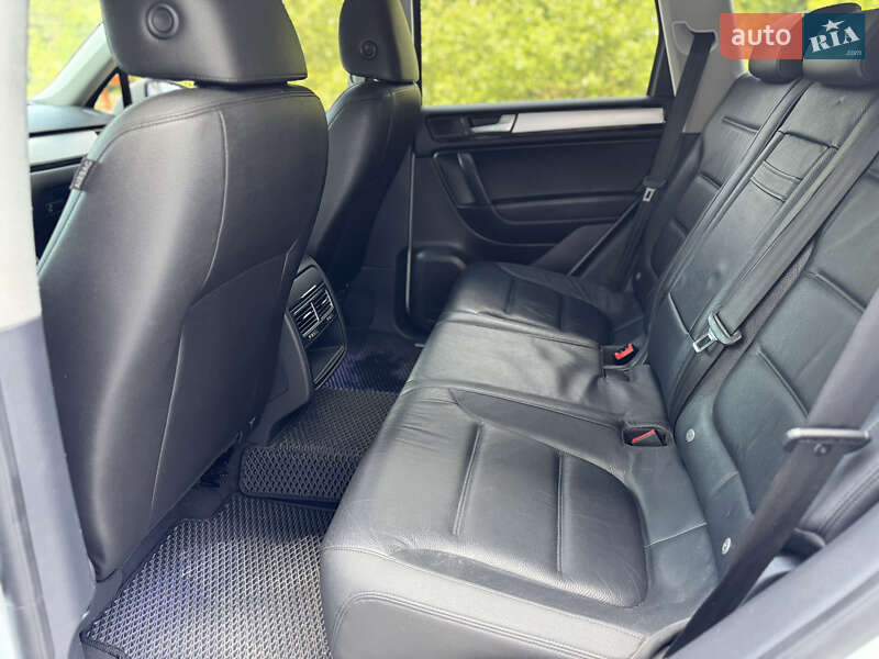 Внедорожник / Кроссовер Volkswagen Touareg 2013 в Львове