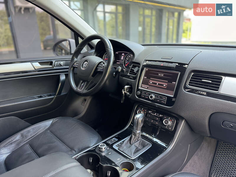 Внедорожник / Кроссовер Volkswagen Touareg 2013 в Львове