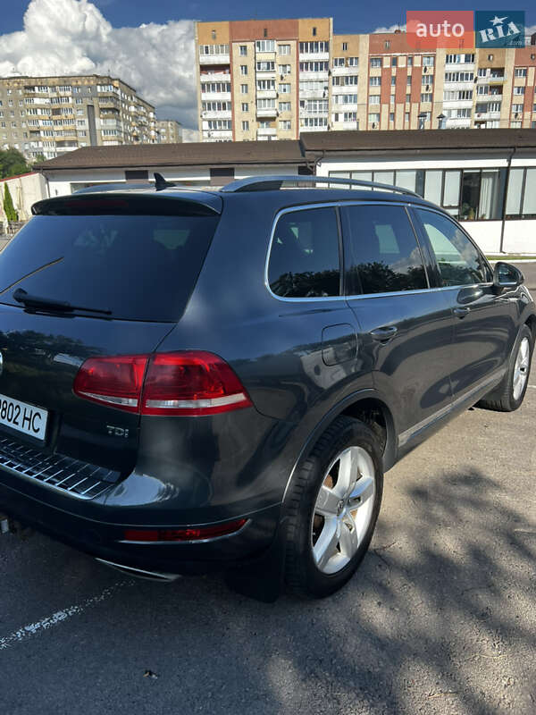 Внедорожник / Кроссовер Volkswagen Touareg 2012 в Ровно