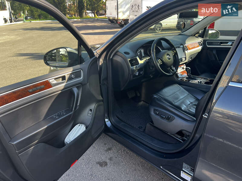 Внедорожник / Кроссовер Volkswagen Touareg 2012 в Ровно