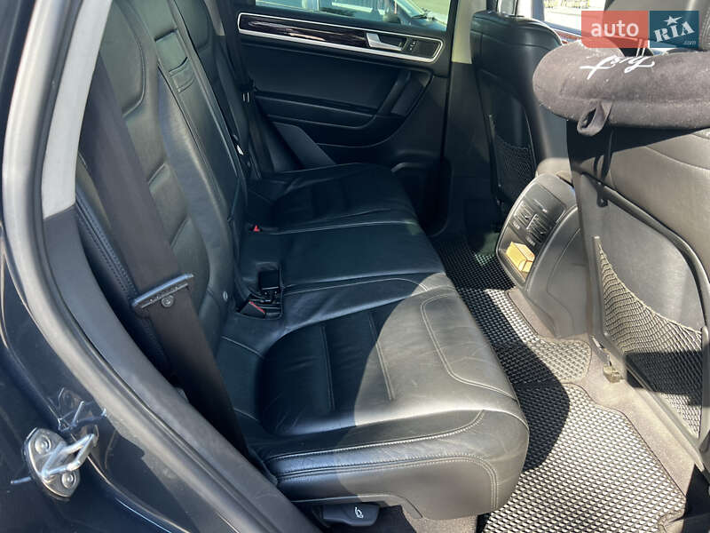 Внедорожник / Кроссовер Volkswagen Touareg 2012 в Ровно