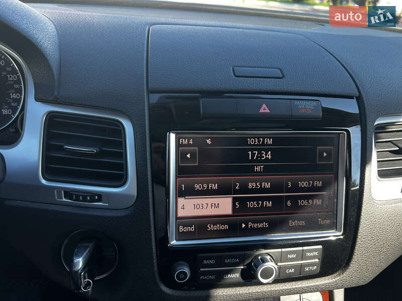 Внедорожник / Кроссовер Volkswagen Touareg 2012 в Ровно