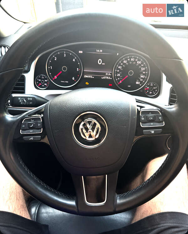Внедорожник / Кроссовер Volkswagen Touareg 2012 в Черновцах