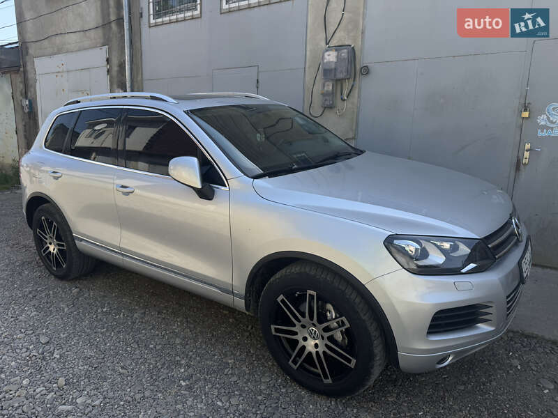 Внедорожник / Кроссовер Volkswagen Touareg 2012 в Черновцах