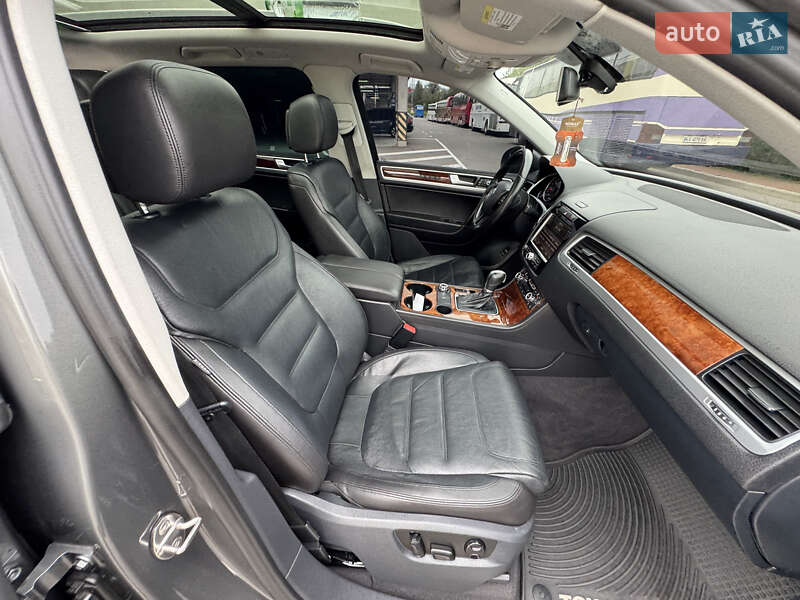 Позашляховик / Кросовер Volkswagen Touareg 2013 в Києві