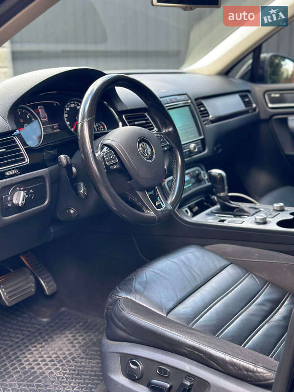 Внедорожник / Кроссовер Volkswagen Touareg 2016 в Киеве