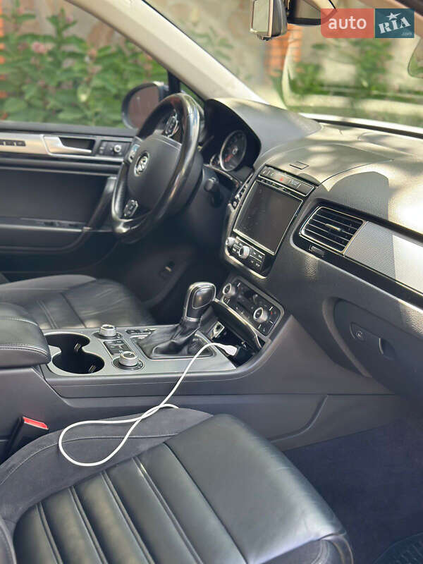Внедорожник / Кроссовер Volkswagen Touareg 2016 в Киеве