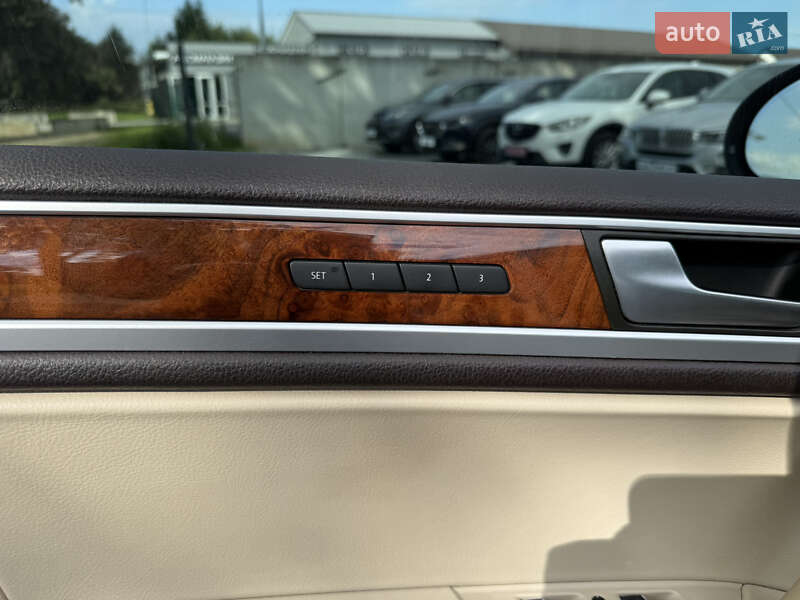 Позашляховик / Кросовер Volkswagen Touareg 2012 в Стрию
