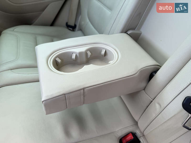Позашляховик / Кросовер Volkswagen Touareg 2012 в Стрию