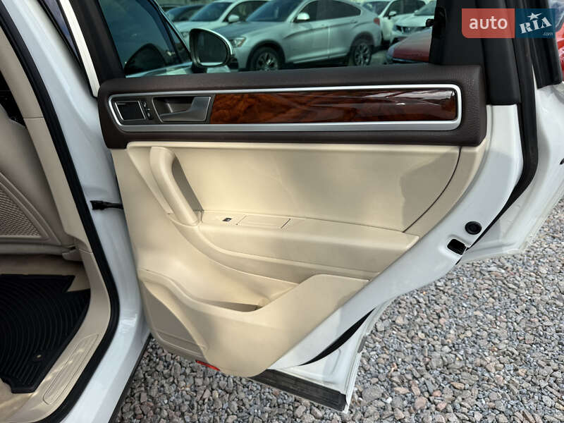 Позашляховик / Кросовер Volkswagen Touareg 2012 в Стрию