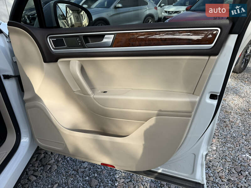 Позашляховик / Кросовер Volkswagen Touareg 2012 в Стрию
