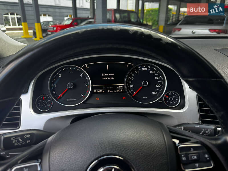 Внедорожник / Кроссовер Volkswagen Touareg 2014 в Киеве