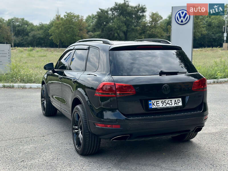 Внедорожник / Кроссовер Volkswagen Touareg 2012 в Днепре