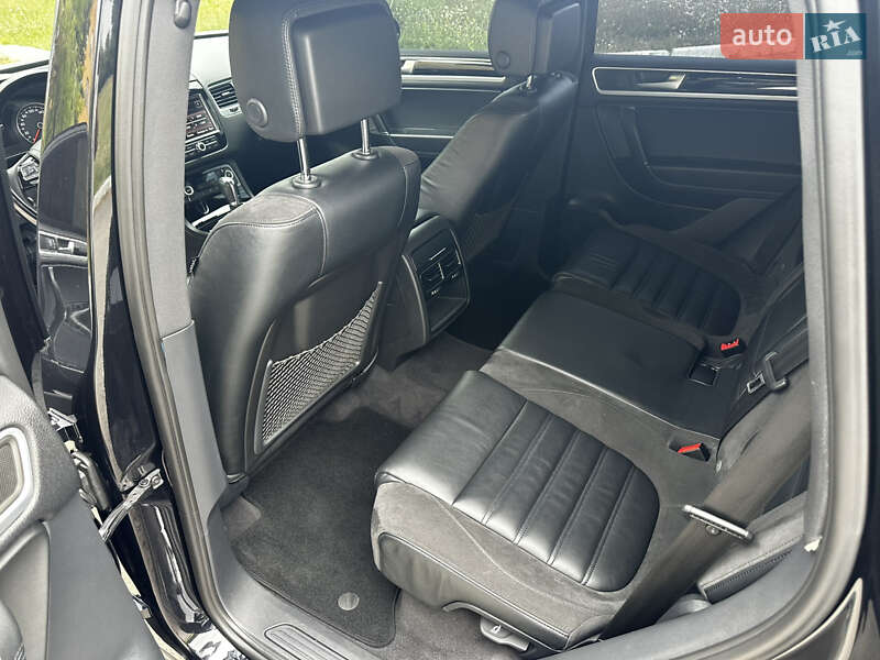 Внедорожник / Кроссовер Volkswagen Touareg 2012 в Днепре