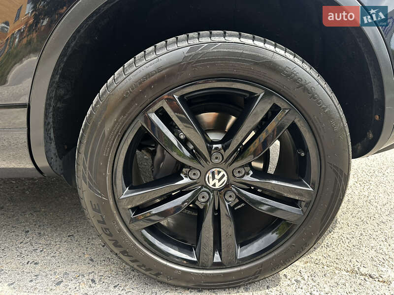 Внедорожник / Кроссовер Volkswagen Touareg 2012 в Днепре