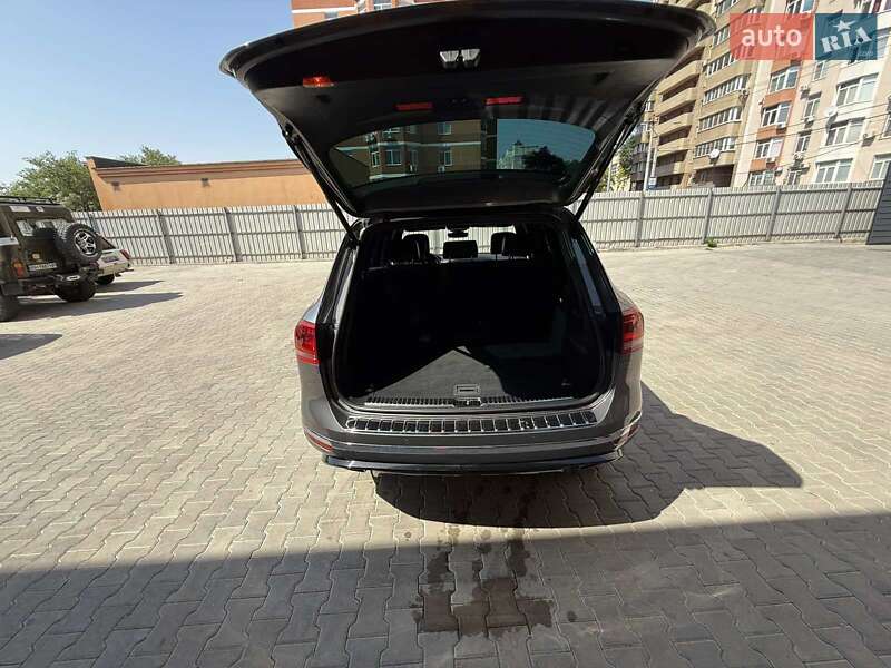Внедорожник / Кроссовер Volkswagen Touareg 2016 в Одессе