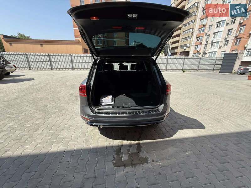 Внедорожник / Кроссовер Volkswagen Touareg 2016 в Одессе