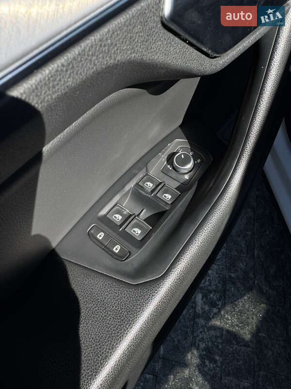 Внедорожник / Кроссовер Volkswagen Touareg 2019 в Тячеве