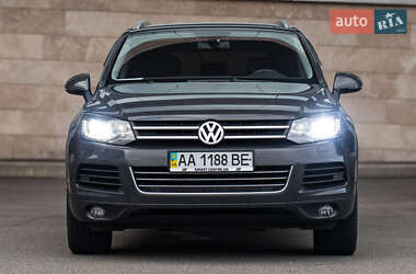 Внедорожник / Кроссовер Volkswagen Touareg 2012 в Киеве