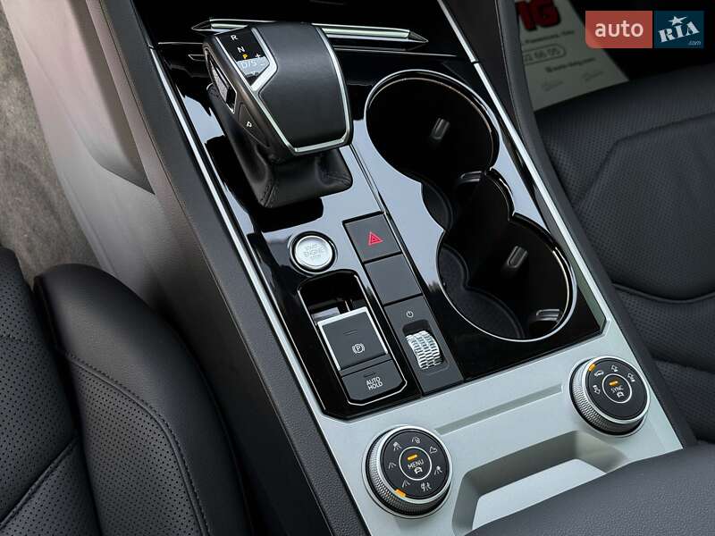 Позашляховик / Кросовер Volkswagen Touareg 2022 в Луцьку