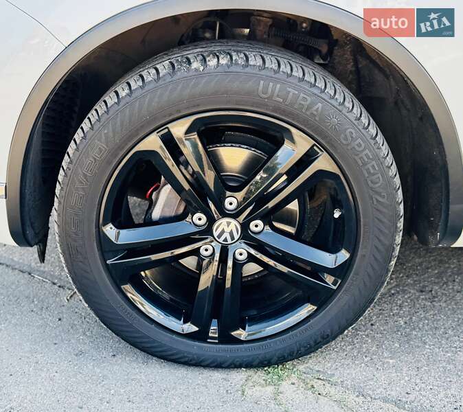 Позашляховик / Кросовер Volkswagen Touareg 2016 в Одесі
