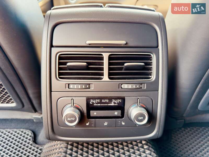 Позашляховик / Кросовер Volkswagen Touareg 2016 в Одесі