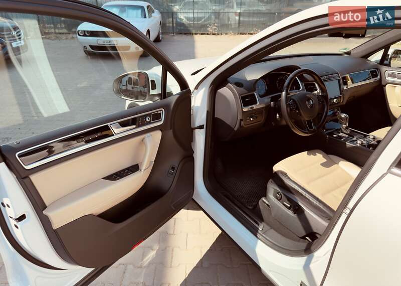 Позашляховик / Кросовер Volkswagen Touareg 2016 в Одесі