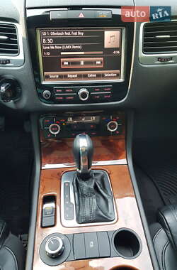 Внедорожник / Кроссовер Volkswagen Touareg 2011 в 