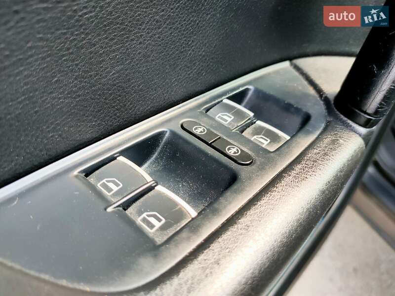 Позашляховик / Кросовер Volkswagen Touareg 2011 в Хусті