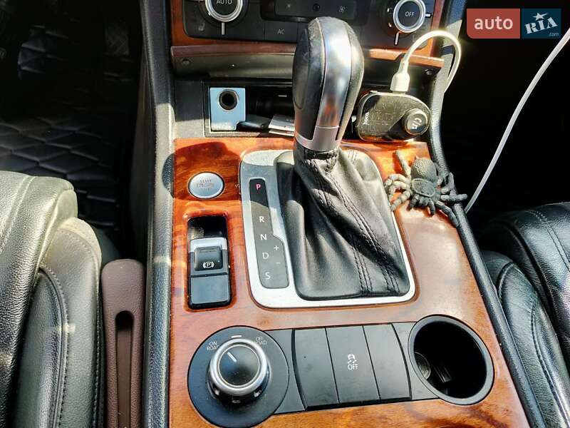 Позашляховик / Кросовер Volkswagen Touareg 2011 в Хусті