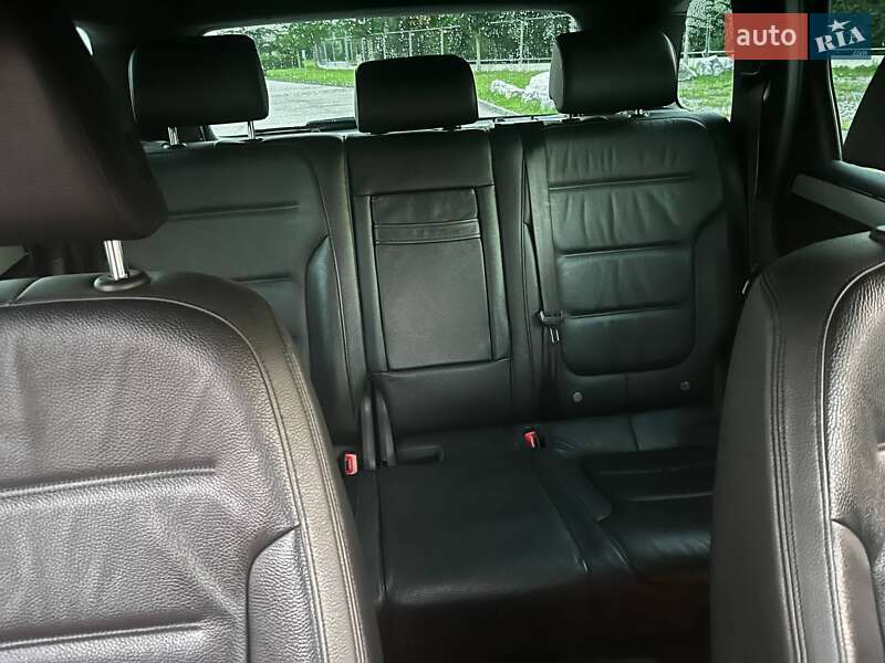 Внедорожник / Кроссовер Volkswagen Touareg 2014 в Ровно