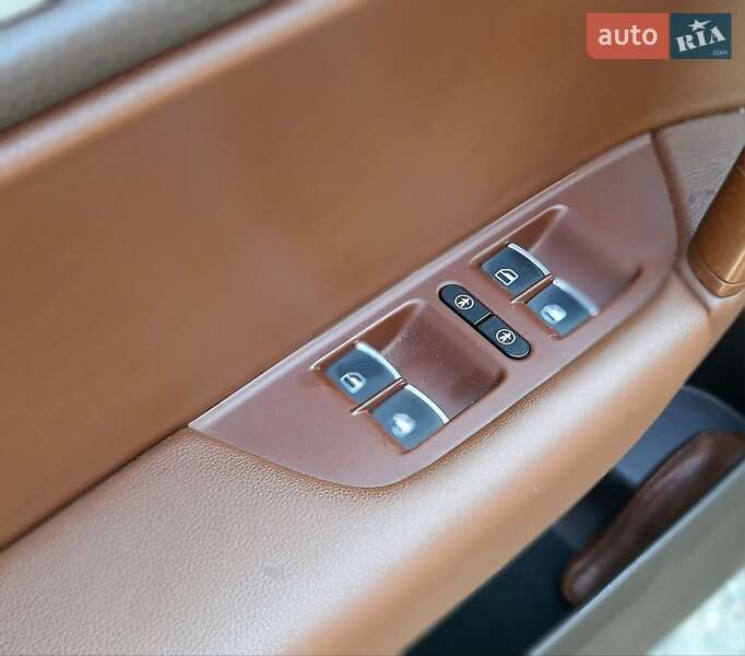 Позашляховик / Кросовер Volkswagen Touareg 2013 в Києві