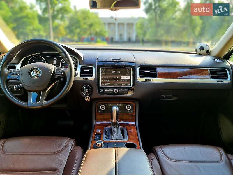 Позашляховик / Кросовер Volkswagen Touareg 2013 в Києві